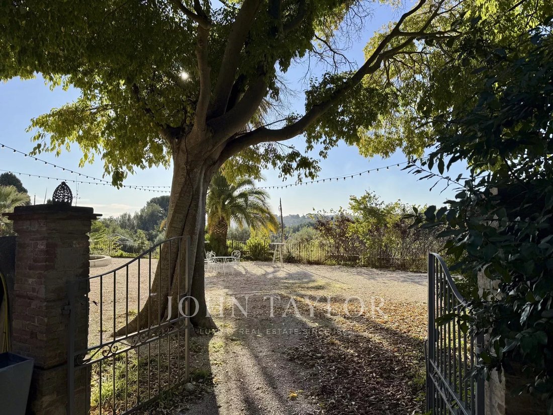 Estate in Sud Est, Ollioules, France 2 - 16767905