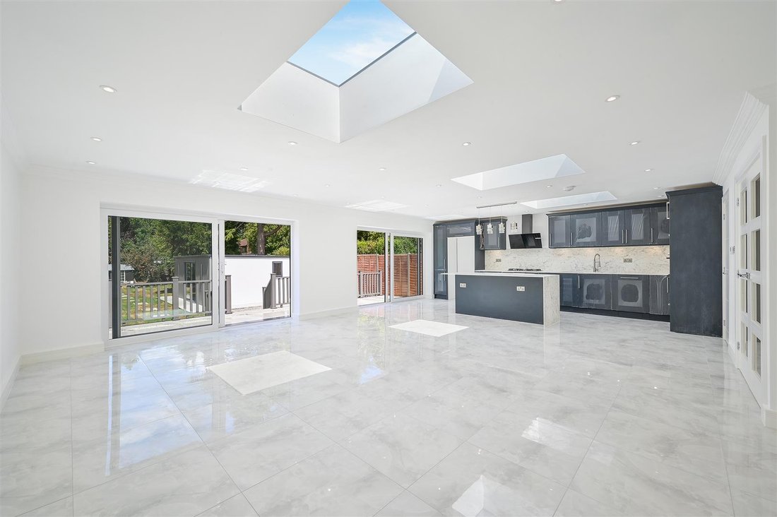 Bungalow in Epsom, England, United Kingdom 2 - 16767934