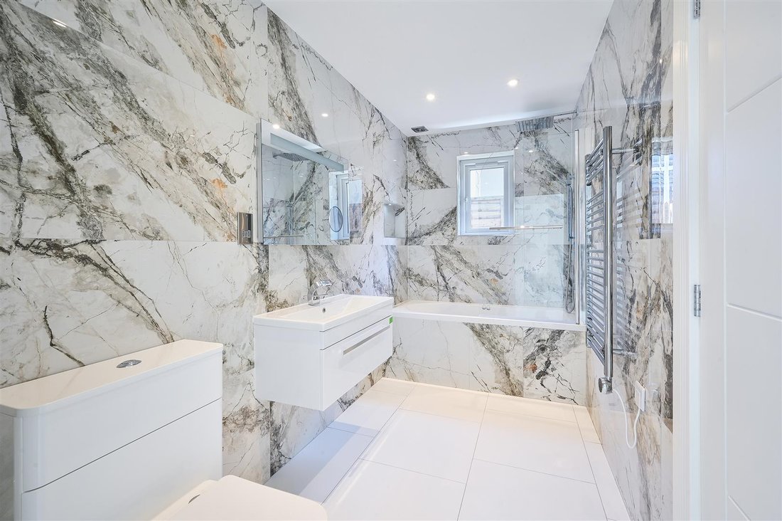 Bungalow in Epsom, England, United Kingdom 3 - 16767934