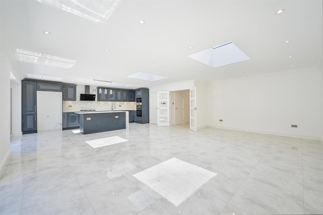 Bungalow in Epsom, England, United Kingdom 5 - 16767934
