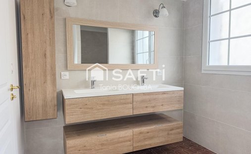 Castle for Sale in Villenave-d'Ornon, Nouvelle-Aquitaine, France