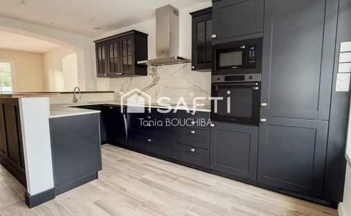 Castle for Sale in Villenave-d'Ornon, Nouvelle-Aquitaine, France