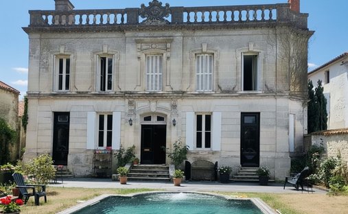 House in Saint-Porchaire, Nouvelle-Aquitaine, France 1