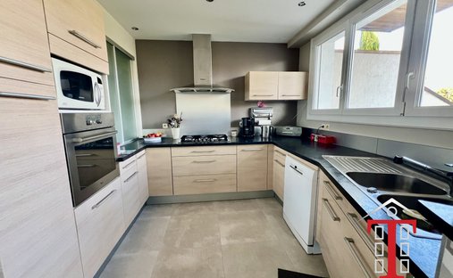 Castle for Sale in Écouflant, Pays de la Loire, France