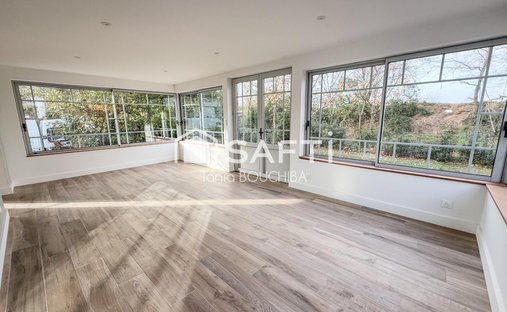 Castle for Sale in Villenave-d'Ornon, Nouvelle-Aquitaine, France