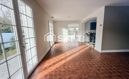 Castle for Sale in Villenave-d'Ornon, Nouvelle-Aquitaine, France