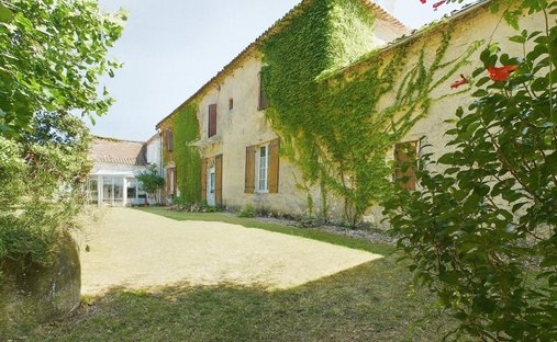 Farm Ranch in Pineuilh, Nouvelle-Aquitaine, France 1