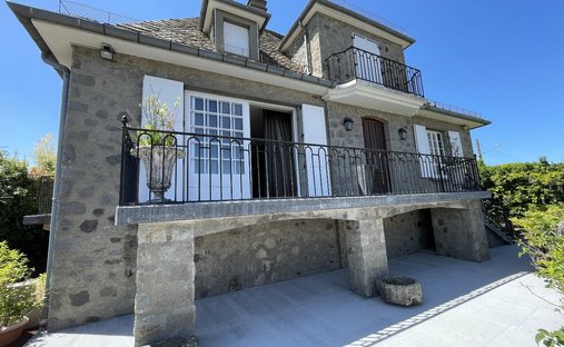 Castle for Sale in Aurillac, Auvergne-Rhône-Alpes, France