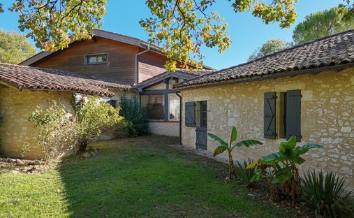 19 Th C Castle Outbuildings, Stabbles, Pool - 3