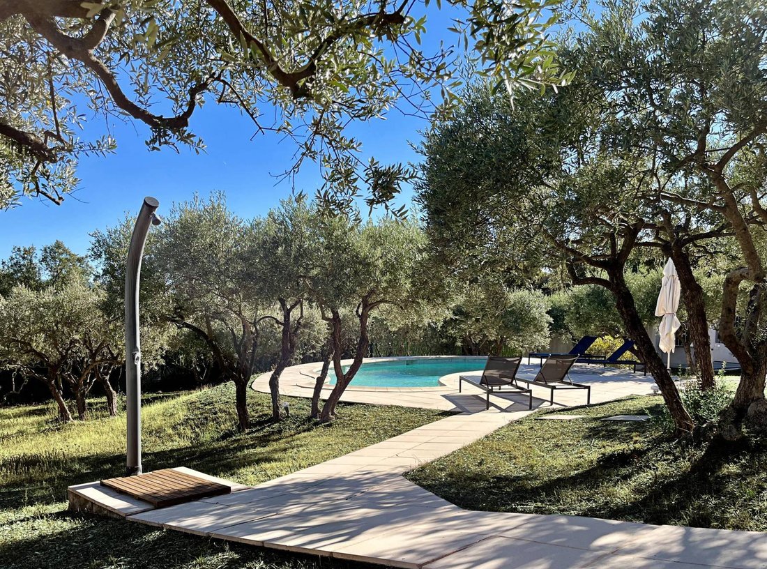 House in Lioux, Provence-Alpes-Côte d'Azur, France 1 - 16768216