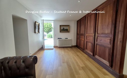 5 Min From Sainte Foy La Grande: Historic Castle Of 600m², Its Vineyard Of 85ha, Gîtes, Stable And 3