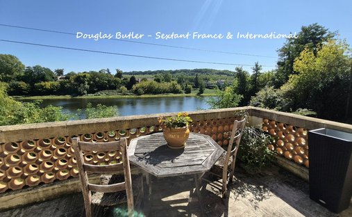 5 Min From Sainte Foy La Grande: Historic Castle Of 600m², Its Vineyard Of 85ha, Gîtes, Stable And 3