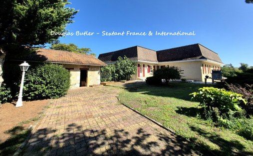 5 Min From Sainte Foy La Grande: Historic Castle Of 600m², Its Vineyard Of 85ha, Gîtes, Stable And 3