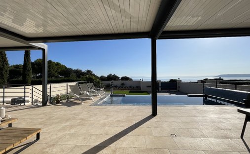 Castle for Sale in Istres, Provence-Alpes-Côte d'Azur, France