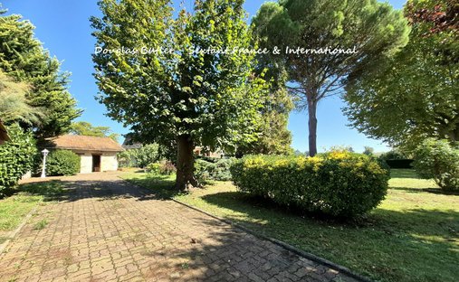 5 Min From Sainte Foy La Grande: Historic Castle Of 600m², Its Vineyard Of 85ha, Gîtes, Stable And 3