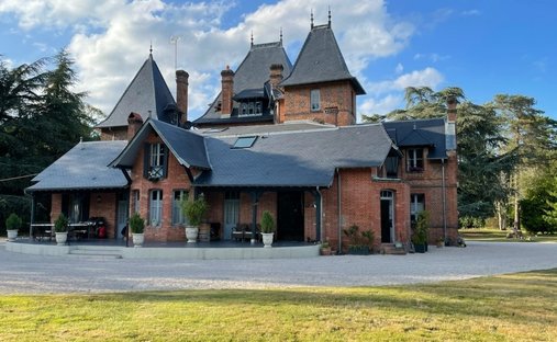 17th Century Castle And Its Outbuildings On Approximately 10 Hectares