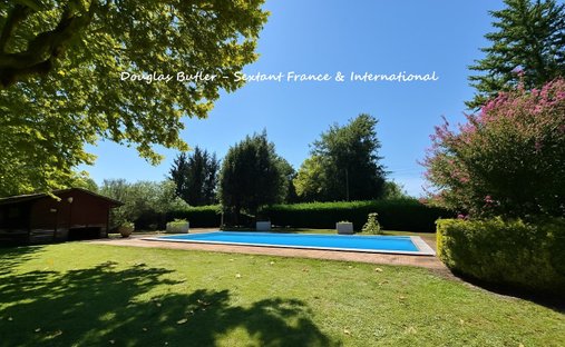 5 Min From Sainte Foy La Grande: Historic Castle Of 600m², Its Vineyard Of 85ha, Gîtes, Stable And 3