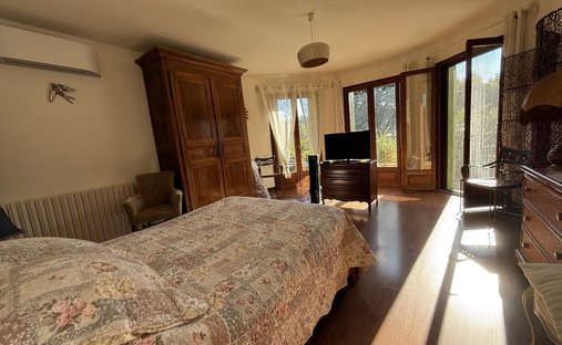 Castle for Sale in Forcalquier, Provence-Alpes-Côte d'Azur, France