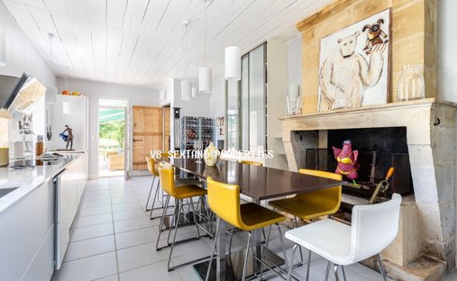 Castle for Sale in Langoiran, Nouvelle-Aquitaine, France