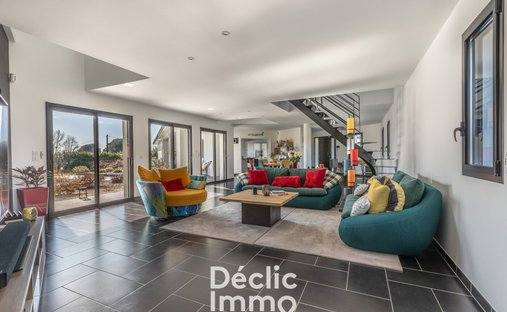 Castle for Sale in Bouliac, Nouvelle-Aquitaine, France