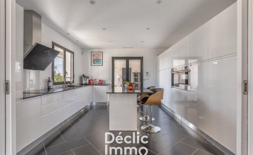 Castle for Sale in Bouliac, Nouvelle-Aquitaine, France