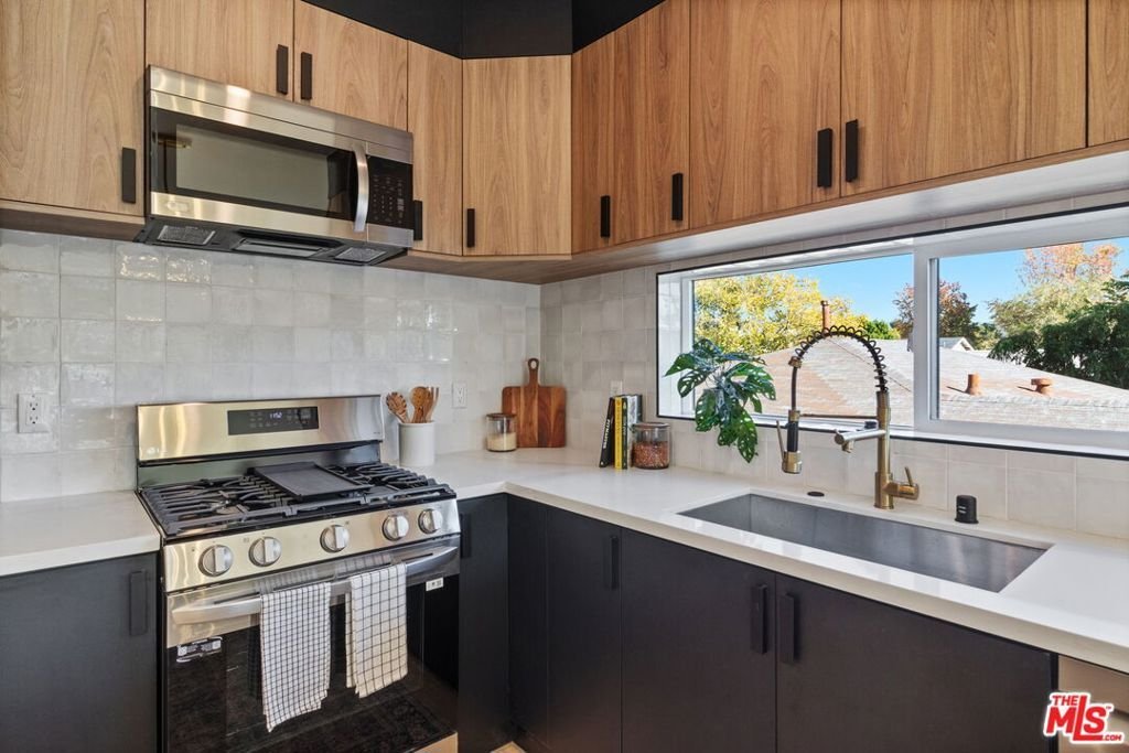 Los Angeles, California, United States 3 - 16773304