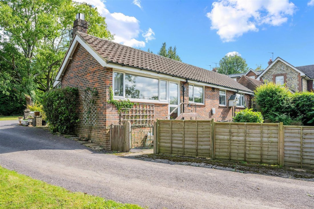 Bungalow in Reigate and Banstead, England 2 - 16780085