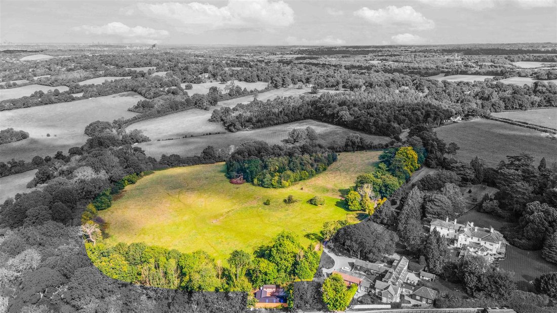 Bungalow in Reigate and Banstead, England 1 - 16780085