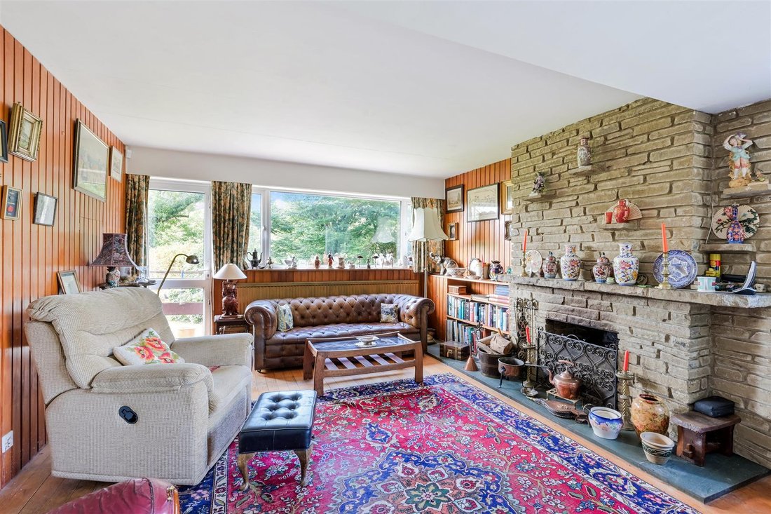 Bungalow in Reigate and Banstead, England 4 - 16780085