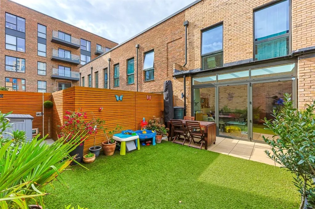 Townhouse in Colindale, Barnet, England 2 - 16777180