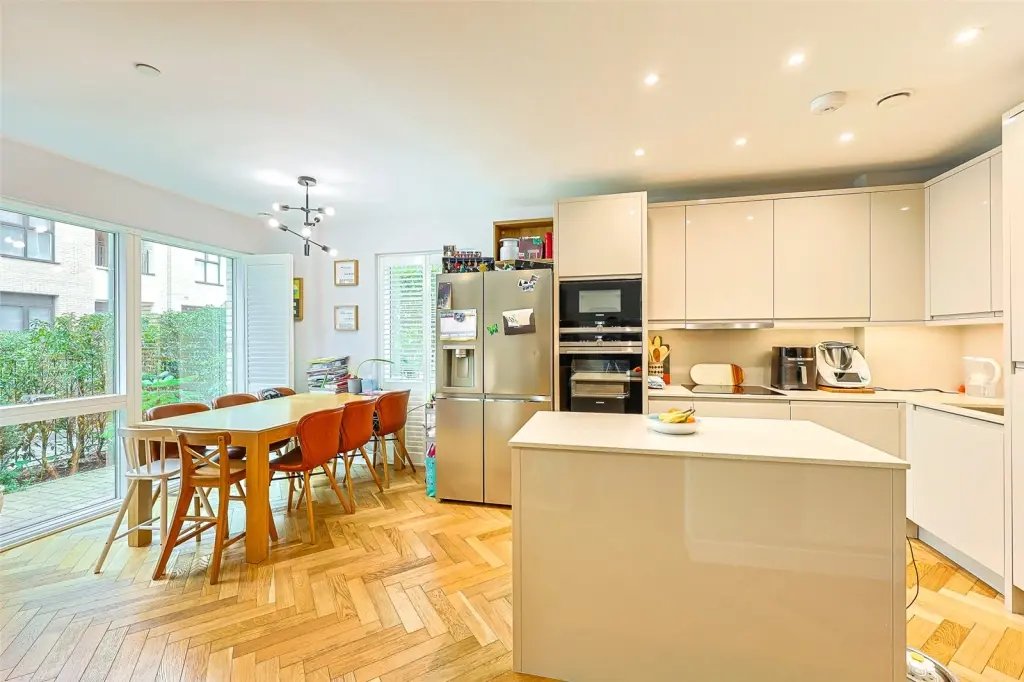 Townhouse in Colindale, Barnet, England 3 - 16777180