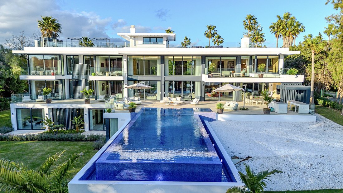Villa in Sotogrande, San Roque, Andalusia 1 - 16779326