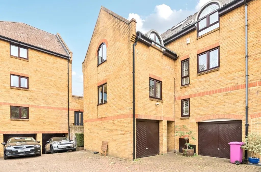 House in Tower Hamlets, England 1 - 16776872