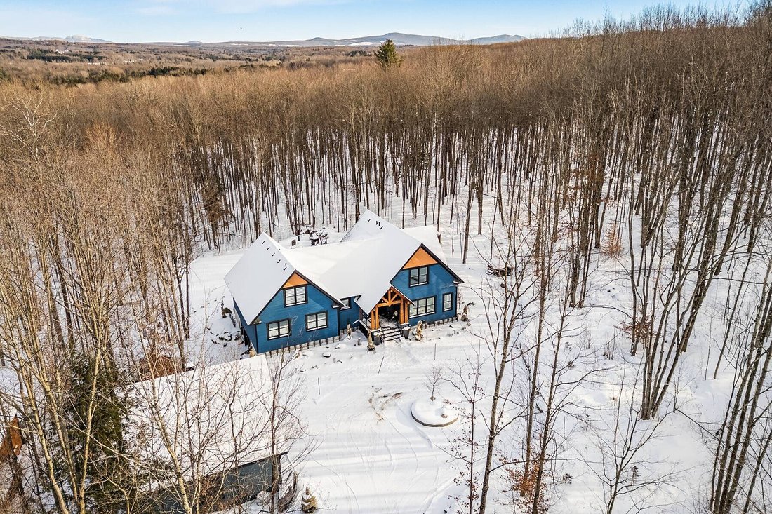 House in Bromont, Quebec, Canada 2 - 16540858