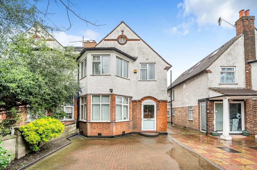 House in East Acton, Ealing, England 4 - 16777219