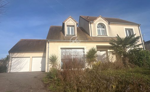 Castle for Sale in Houdan, Île-de-France, France