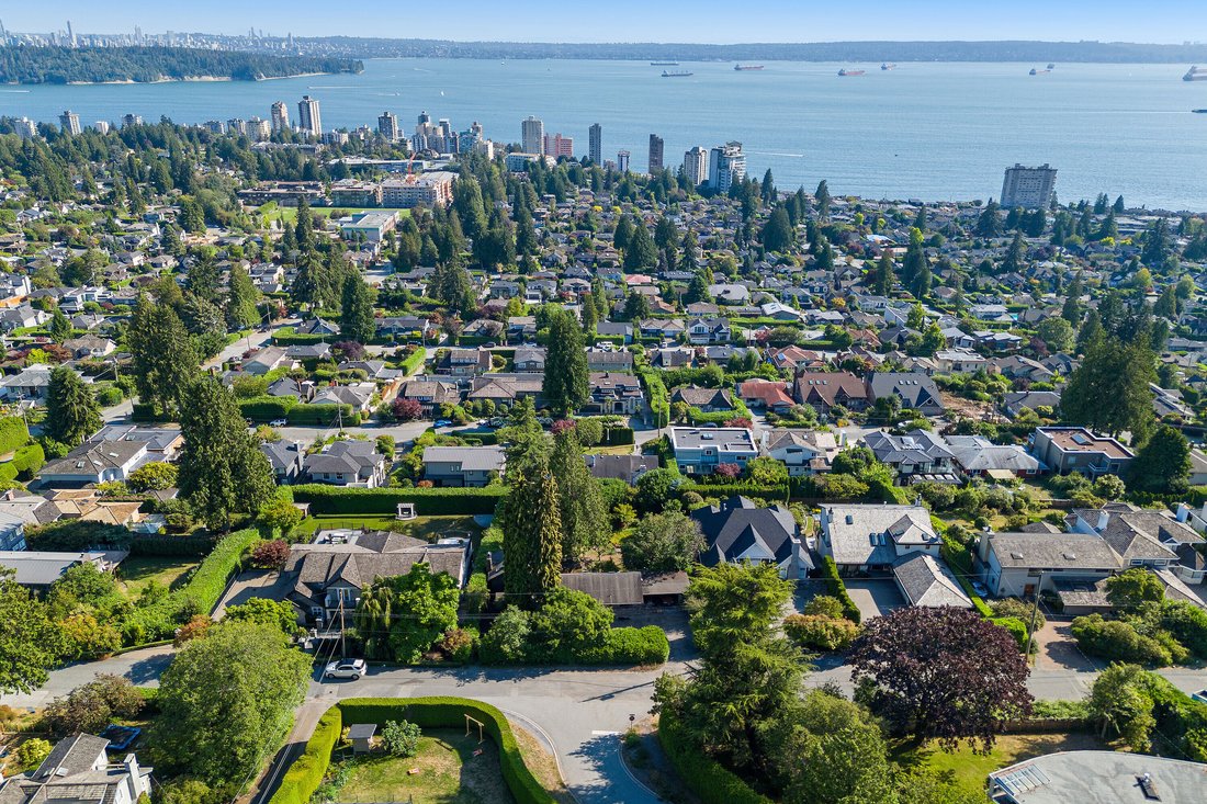 House in West Vancouver, British Columbia, Canada 1 - 16780741