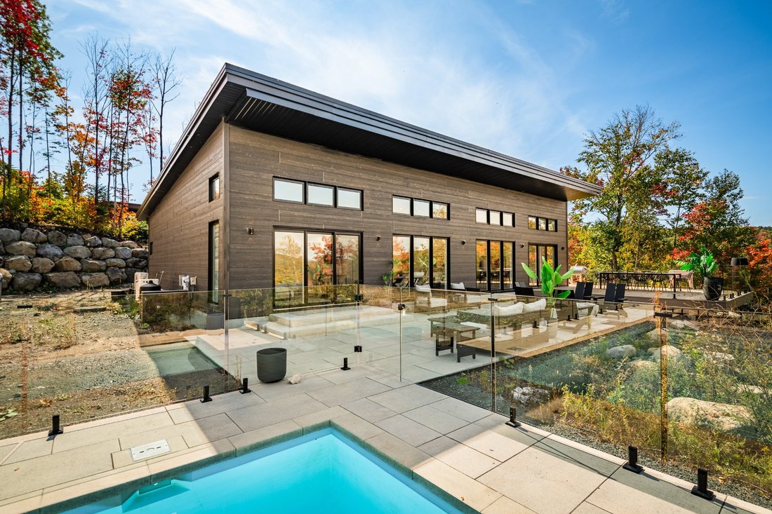 House in Sainte-Marguerite-du-Lac-Masson, Quebec, Canada 2 - 16780602