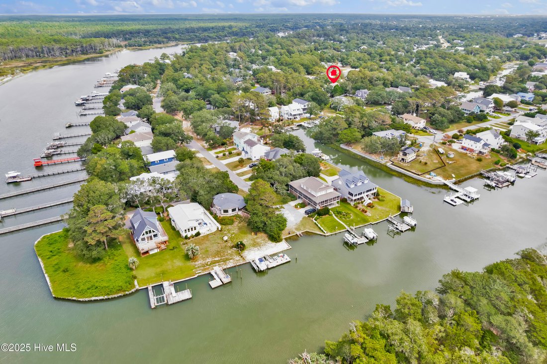 House in Oak Island, North Carolina, United States 4 - 16778012