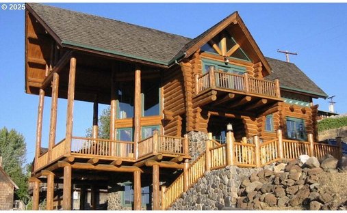 House in Maupin, Oregon, United States 1