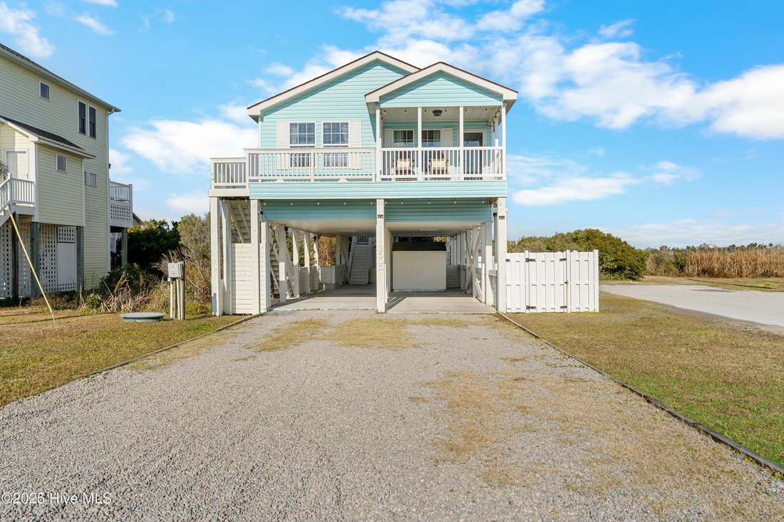 House in North Topsail Beach, North Carolina, United States 1 - 16778537