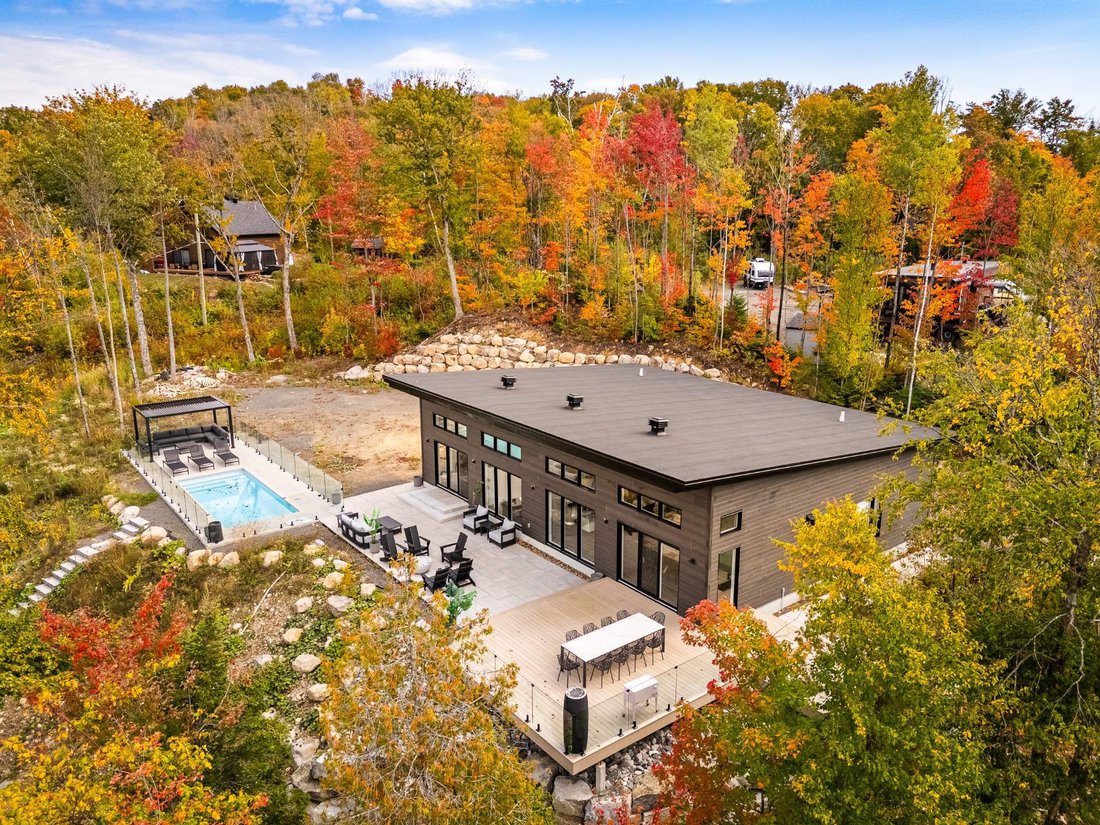 House in Sainte-Marguerite-du-Lac-Masson, Quebec, Canada 1 - 16780602