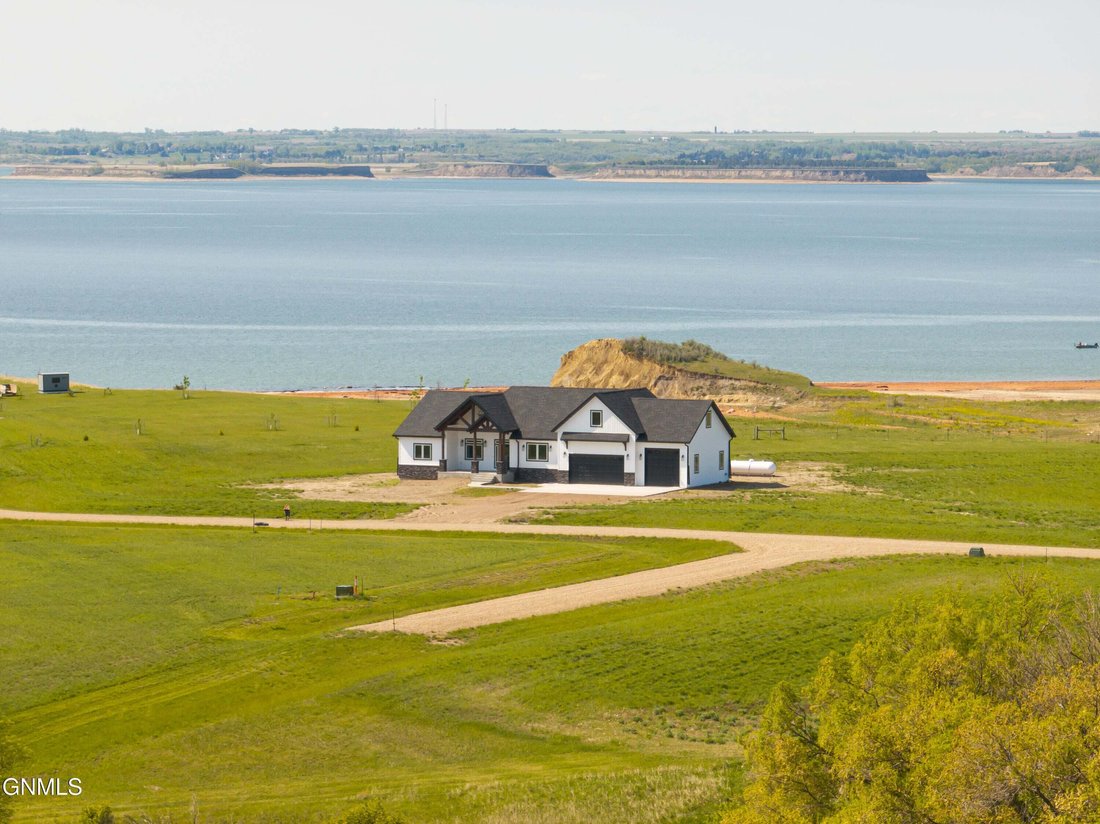 House in Garrison, North Dakota, United States 4 - 16779901