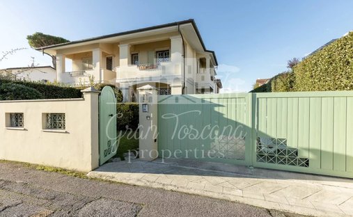 House in Center, Forte dei Marmi, Tuscany 1