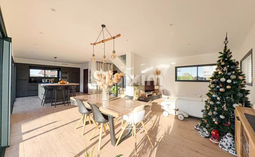 Castle for Sale in Bons-en-Chablais, Auvergne-Rhône-Alpes, France