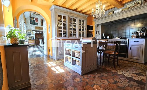 Castle for Sale in Houdan, Île-de-France, France