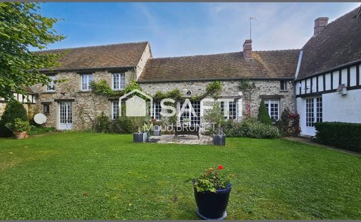 Castle for Sale in Houdan, Île-de-France, France