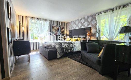 Castle for Sale in Houdan, Île-de-France, France