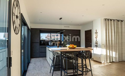 Castle for Sale in Bons-en-Chablais, Auvergne-Rhône-Alpes, France