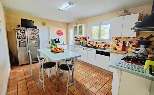 Splendid 19th Century Château, Renovated And Full Of Timeless Charm, Located Just Outside Bordeaux